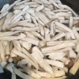 Make The pelicans tore almond mushrooms step 1
