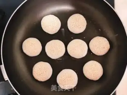 Make A rice sesame cake step 4
