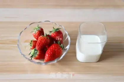 Make Strawberry shakes step 0