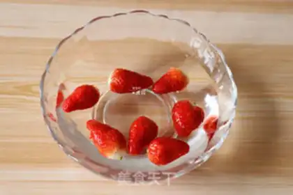 Make Strawberry shakes step 1