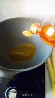 Make Eggs fried green bean sprouts step 1
