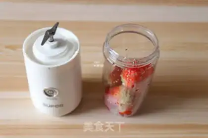 Make Strawberry shakes step 2