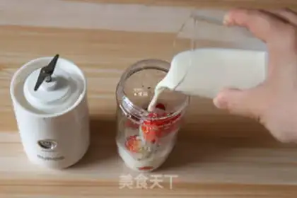 Make Strawberry shakes step 3