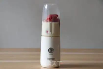 Make Strawberry shakes step 4
