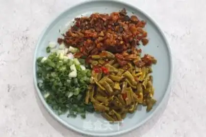 Make Fresh, hot dry noodles step 0