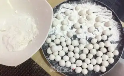 Make Mid-sweet, black rice balls step 0