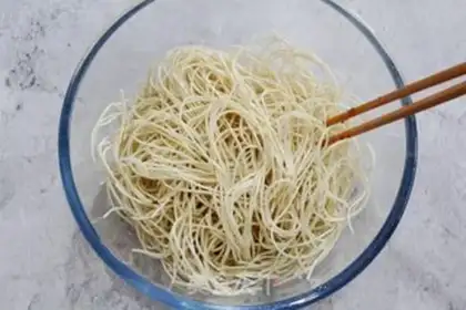 Make Fresh, hot dry noodles step 1
