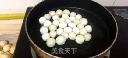 Make Mid-sweet, black rice balls step 1