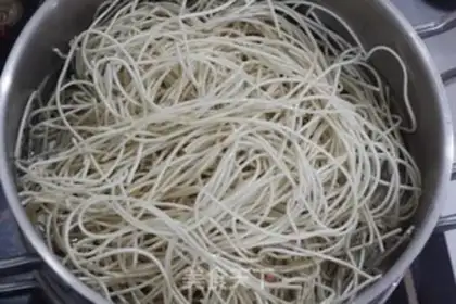 Make Fresh, hot dry noodles step 2