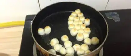 Make Mid-sweet, black rice balls step 2