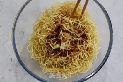Make Fresh, hot dry noodles step 3