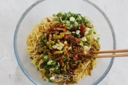 Make Fresh, hot dry noodles step 4