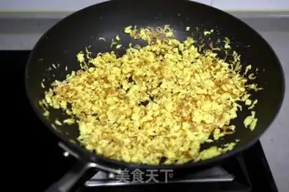 Make Eggs and shrimp pie step 2
