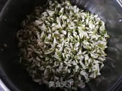 Make Onion sprouts step 0
