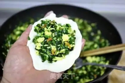 Make Eggs and shrimp pie step 5
