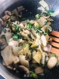 Make Fungus fried cold noodles step 17
