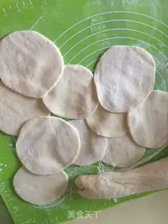 Make Pumpkin fan buns step 2