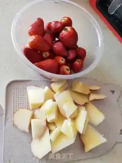 Make Strawberry apple juice step 0