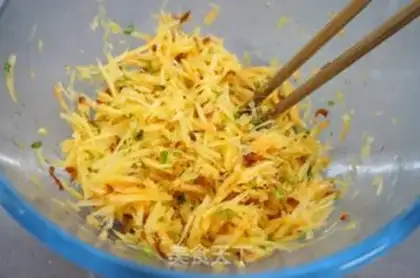Make Carrot shrimp skin hot-fouled pasta step 5