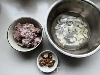 Make walnut lilies step 1