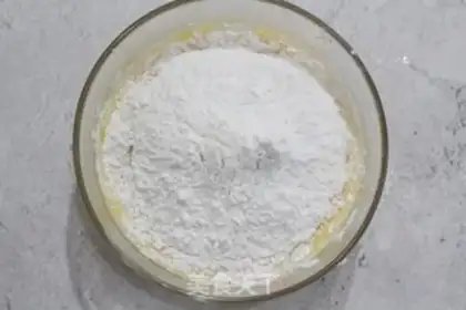 Make Little yellow banana cake roll step 2