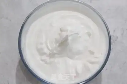 Make Little yellow banana cake roll step 4