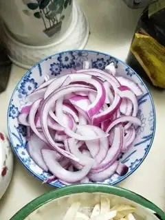 Make A simple onion onion black chicken steak step 0