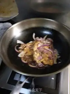 Make A simple onion onion black chicken steak step 5