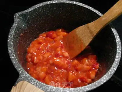 Make Strawberry croissants step 1