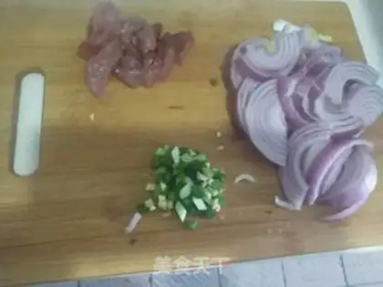Make Onion fried meat step 0