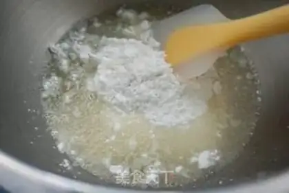 Make Mini-Olio Snowmen step 2