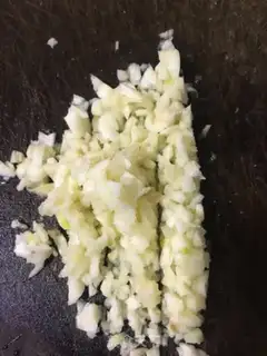 Make Pire chopping fish head noodles step 4