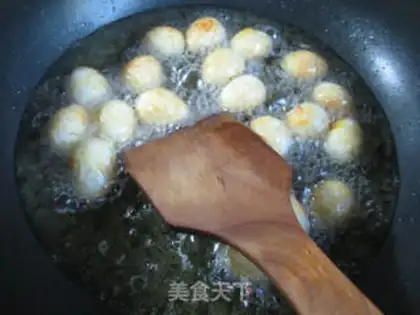 Make Cream peppers, tiger-skin eggs step 1