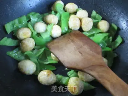 Make Cream peppers, tiger-skin eggs step 3