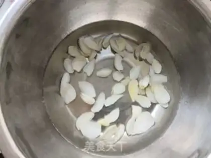 Make oatmeal lily double soy sauce step 1