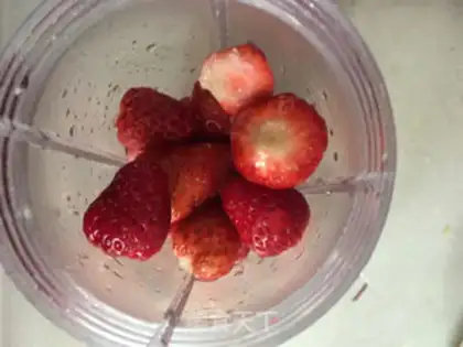 Make Strawberry shakes step 2