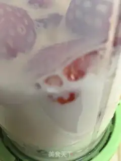 Make Strawberry shakes step 4