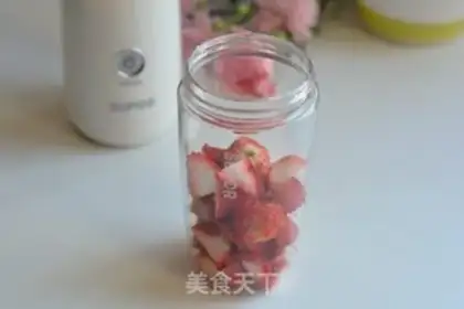 Make Strawberry shakes step 1