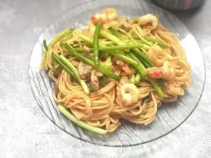 Make Garlic shrimp pasta step 7