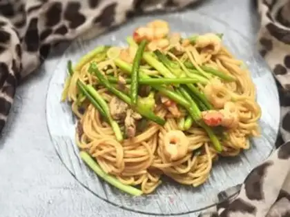 Make Garlic shrimp pasta step 9
