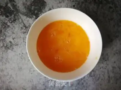 Make Garlic fried eggs step 1