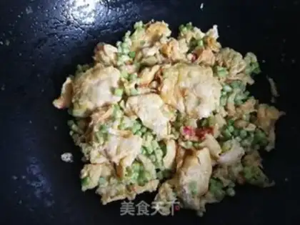 Make Garlic fried eggs step 7
