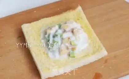 Make Cream-fruit cream toast step 1