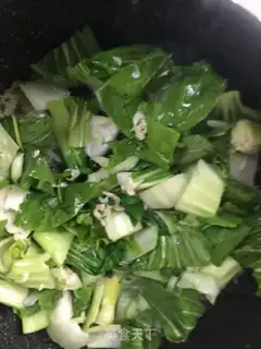 Make Cream tofu shrimp soup step 1