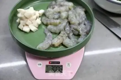 Make Shrimpball spinach soup step 2