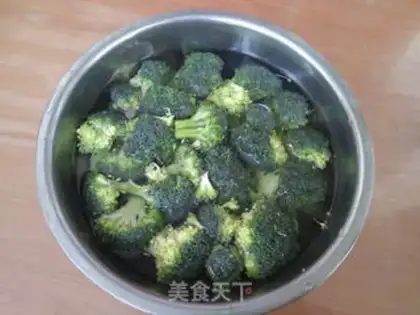Make Eggs and broccoli step 0