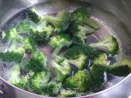 Make Eggs and broccoli step 1
