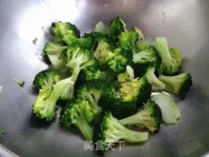 Make Eggs and broccoli step 3