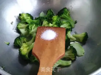 Make Eggs and broccoli step 4