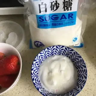 Make Strawberry yogurt step 1